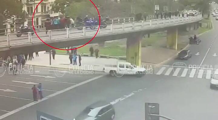 Así la Policía descolgó la bandera de Camioneros