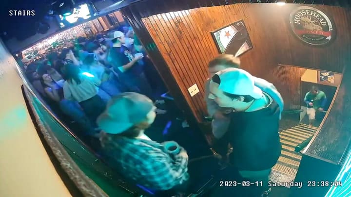 Un joven lanzó una silla de ruedas por las escaleras en un bar; la dueña estaba en el baño