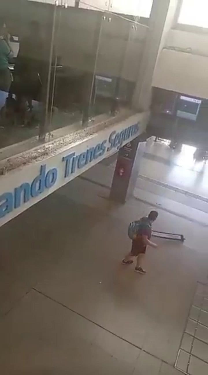 Una persona rompió un monitor de la estación del Tren Sarmiento tras el descarrilamiento