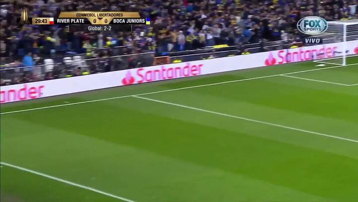 La segunda oportunidad de Pablo Pérez fue desviada por Milton Casco - Fuente: Fox Sports