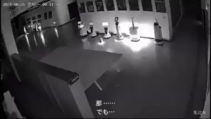 Cámara de seguridad captó el momento en el que un robot con IA convence a otros de 'abandonar sus trabajos'