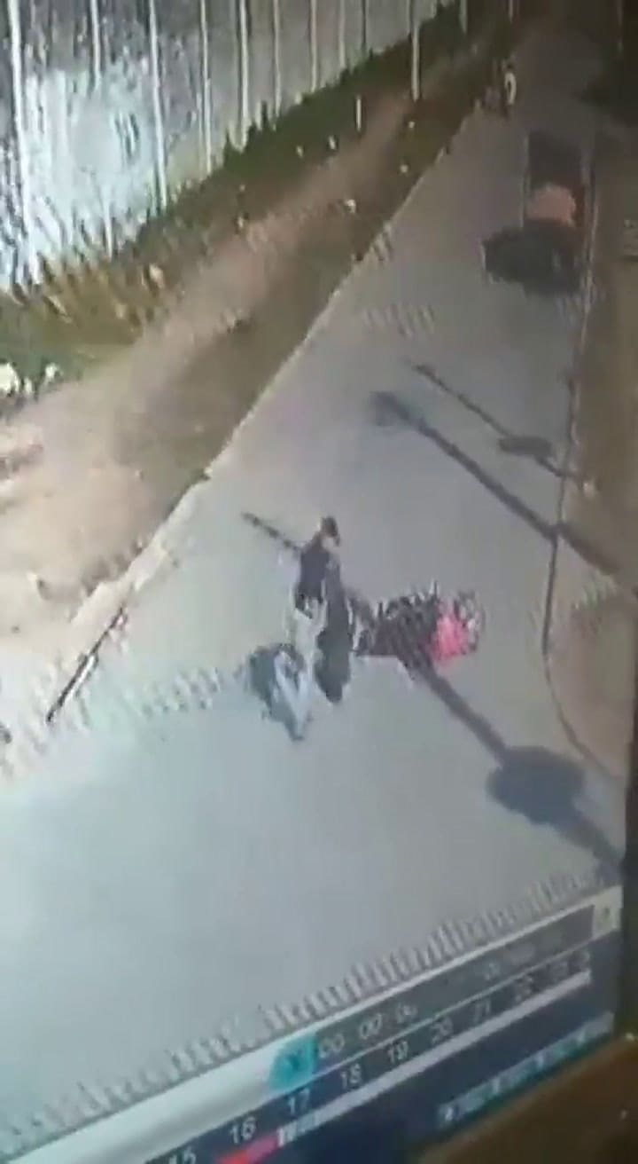 Le apuntó a un motociclista y aunque la víctima lo atropelló igual le robó la moto