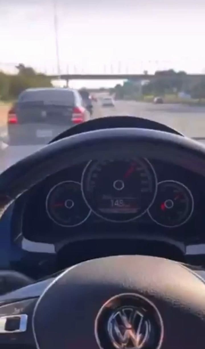 Agustina manejando imprudentemente