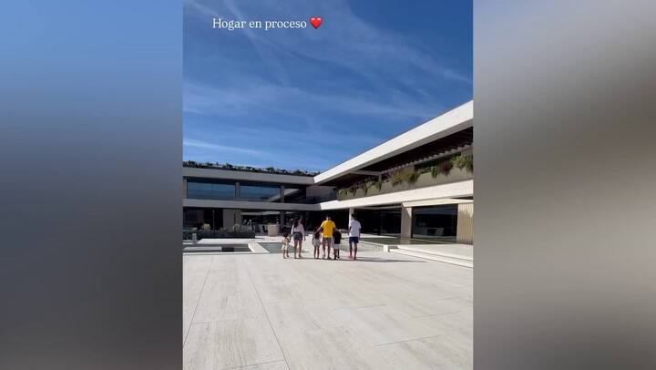 Cristiano Ronaldo junto a su esposa e hijos en el jardín de su imponente residencia
