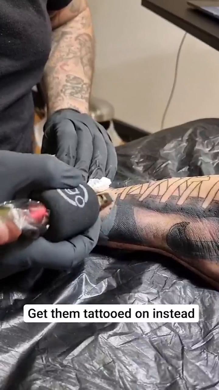 Tatúa unos tenis Nike en los pies de un cliente que ya no quiere usar zapatos