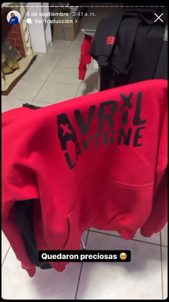 Una joven se volvió viral por vender buzos de Daddy Yankee entre los asistentes del concierto