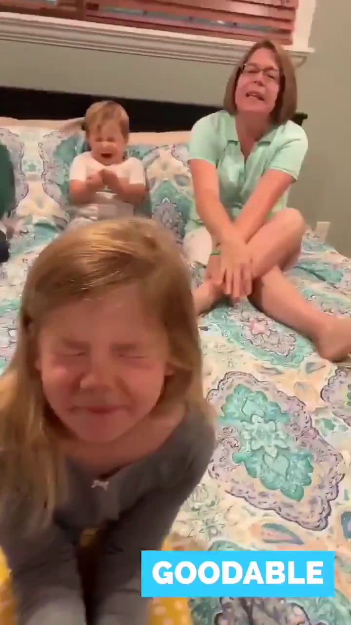 La conmovedora reacción de tres niños al reencontrarse con su hermano luego de un tratamiento contra