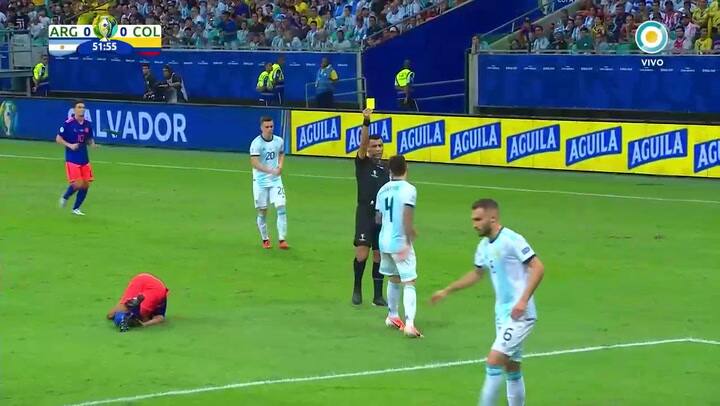 Tras una fuerte patada a Barrios, Saravia vio la tarjeta amarilla - Fuente: TV Pública