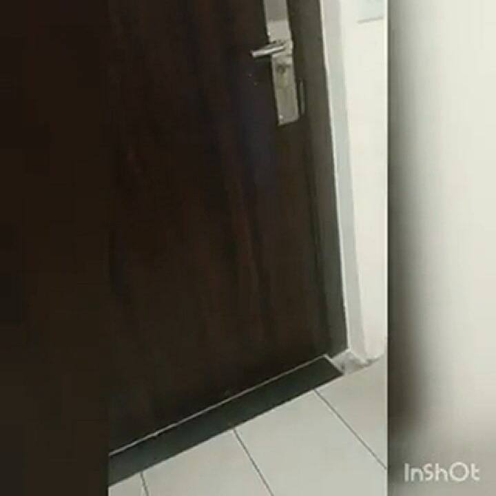 Así reacciona la vecina cuando van a recriminarle sus acciones