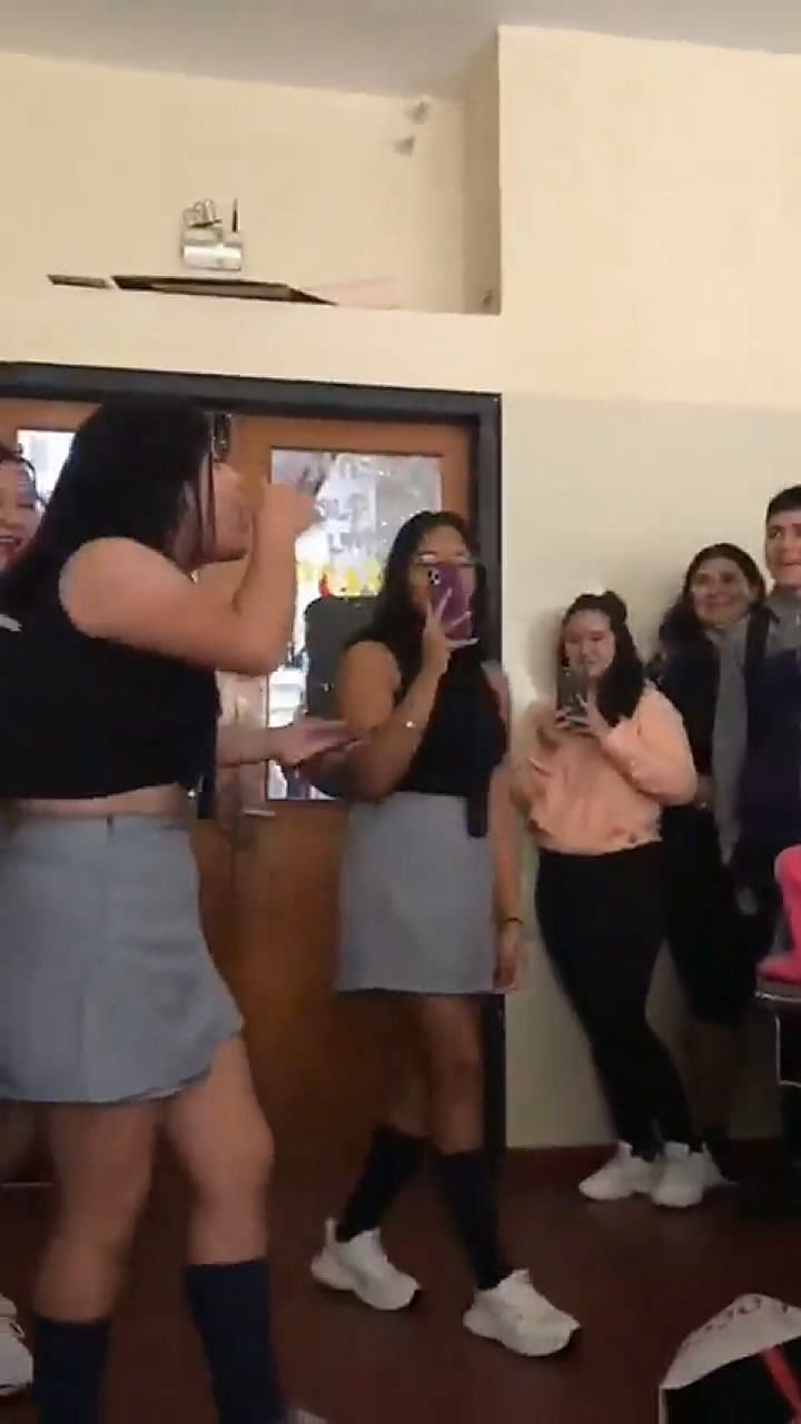 Sus compañeros le regalaron la campera de egresados y tuvo una reacción que emocionó a todos