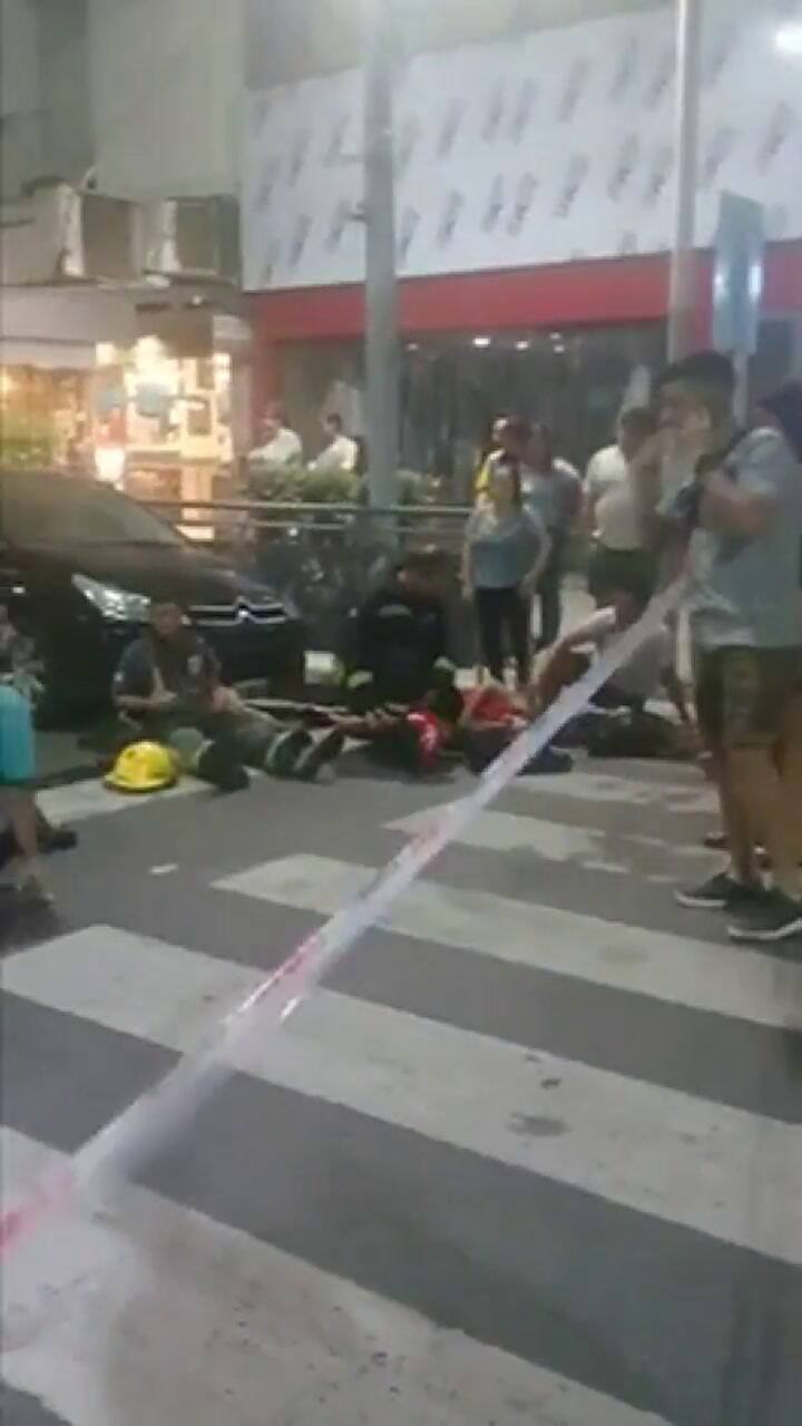 Así atendían a los heridos tras el choque entre un colectivo y una autobomba