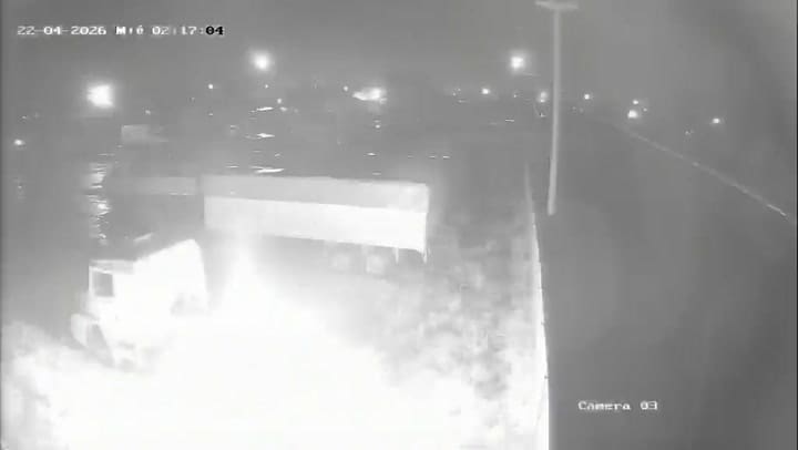 Así incendiaron un camión en Necochea