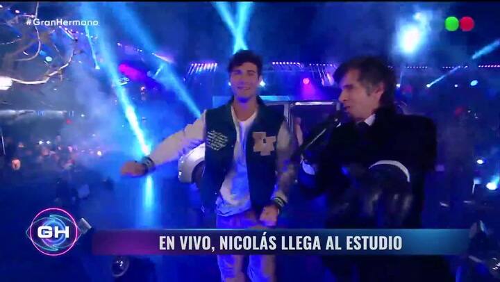 Nicolás salió de la casa y se encontró con sus fanáticos