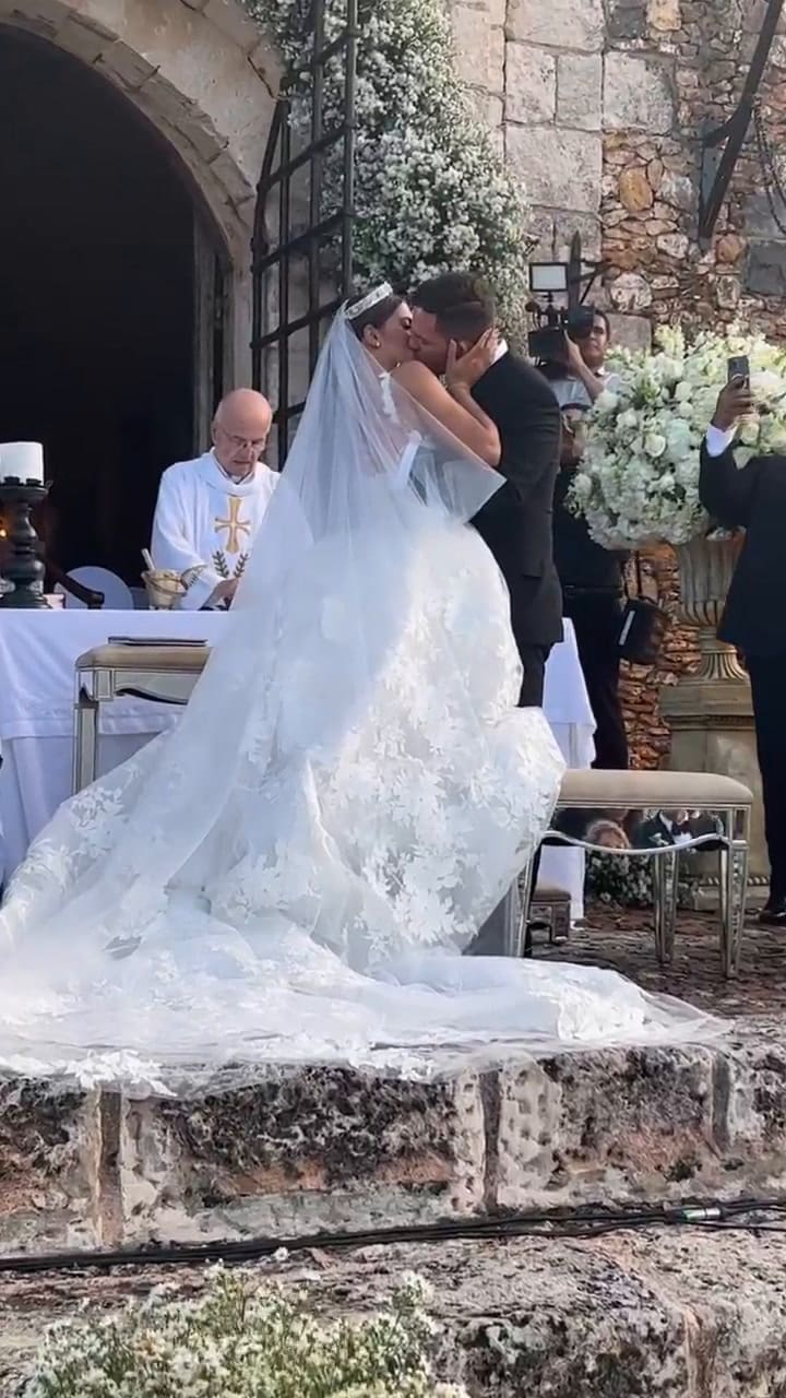 Momento de confusión del cura en la boda de Francisca