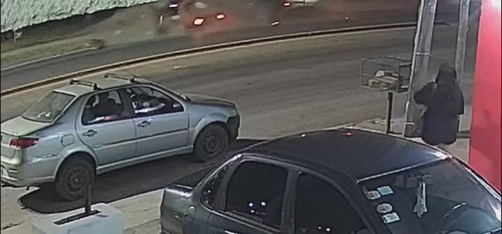 GIF Una cámara de seguridad captó el brutal choque en José C. Paz