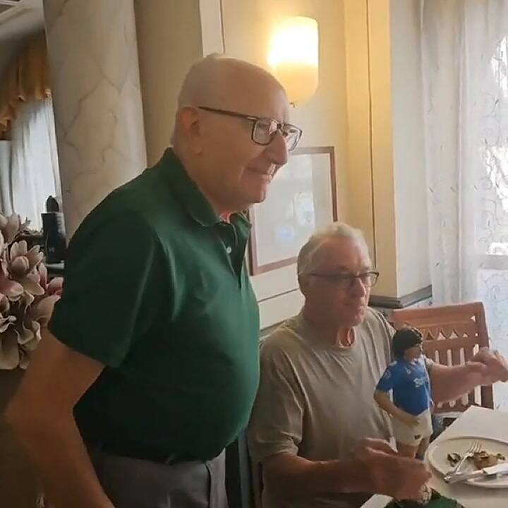 Robert De Niro besó una estatua de Maradona en Nápoles