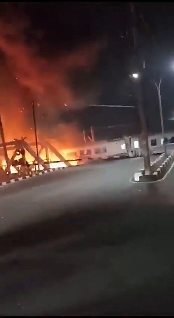 Indonesia: el violento choque entre un camión y un tren que derivó en un catastrófica explosión 3