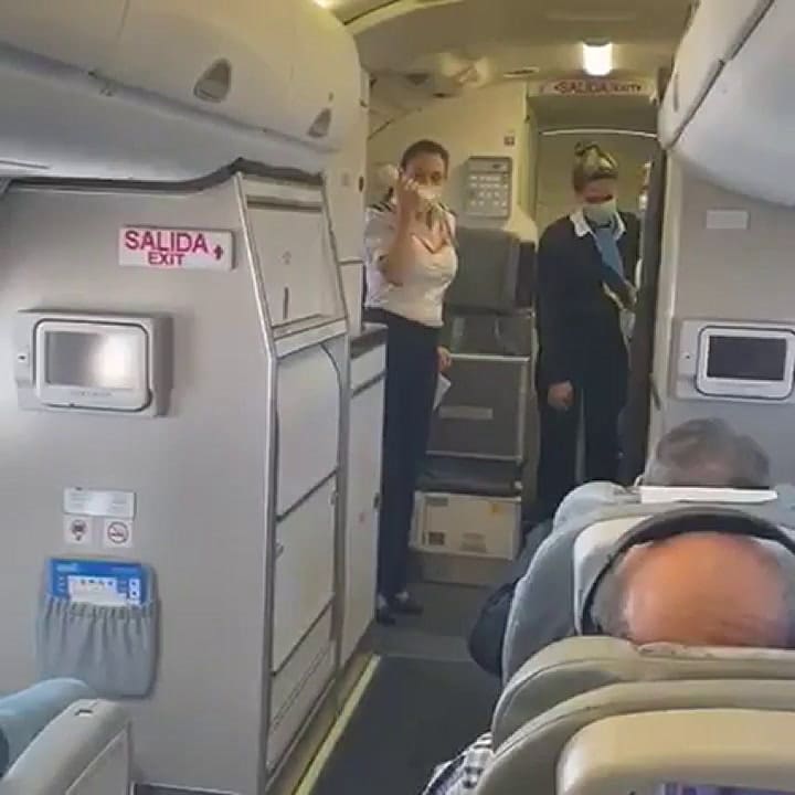 El emotivo homenaje en pleno vuelo a un comandante que piloteó en Malvinas y se retira