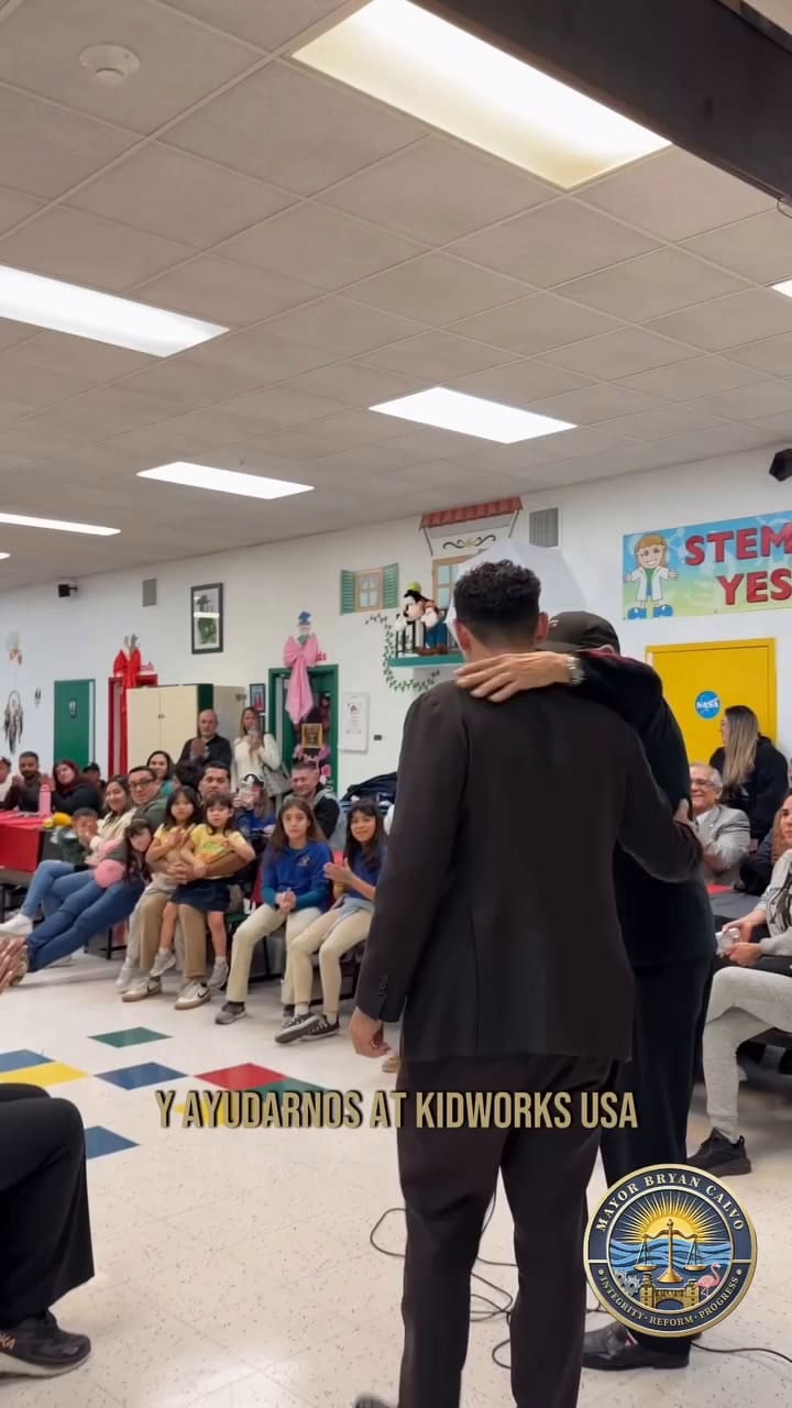 Una escuela de Hialea sumó a un robot interactivo de IA, con la presencia de alcalde Bryan Calvo