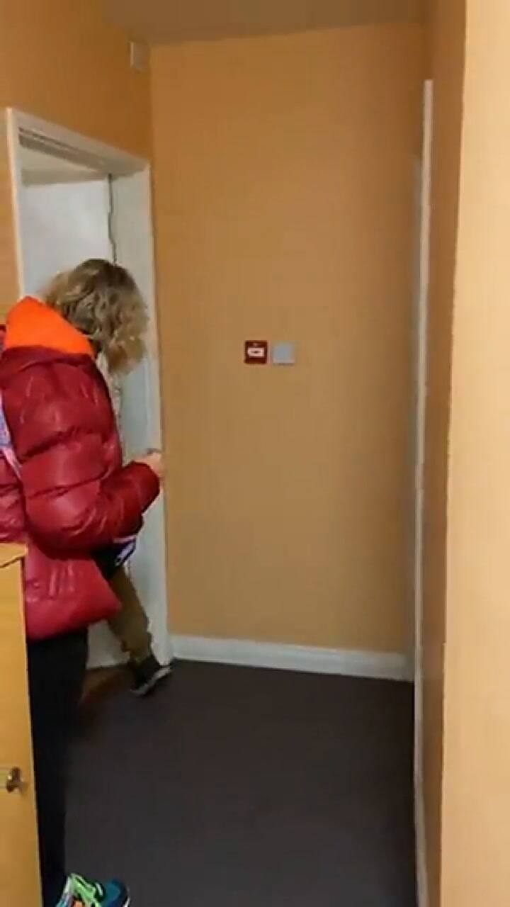 Vive en Irlanda, la madre lo visitó de sorpresa y su reacción se volvió viral en Twitter. Video/Twit