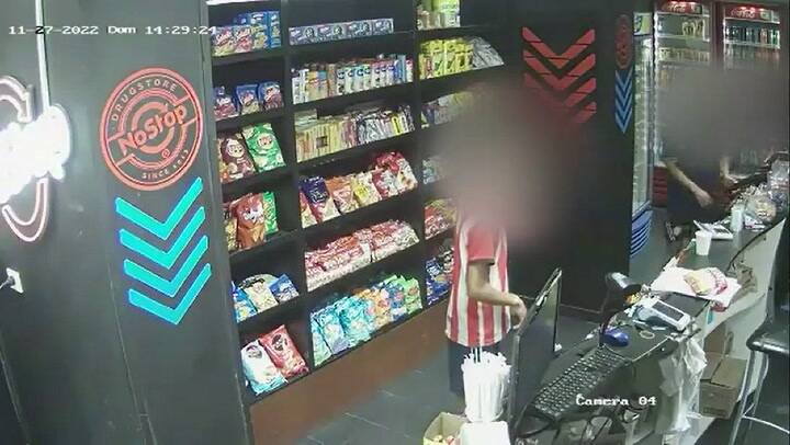 Un grupo de chicos armados robó paquetes de figuritas del Mundial en un kiosco de La Plata