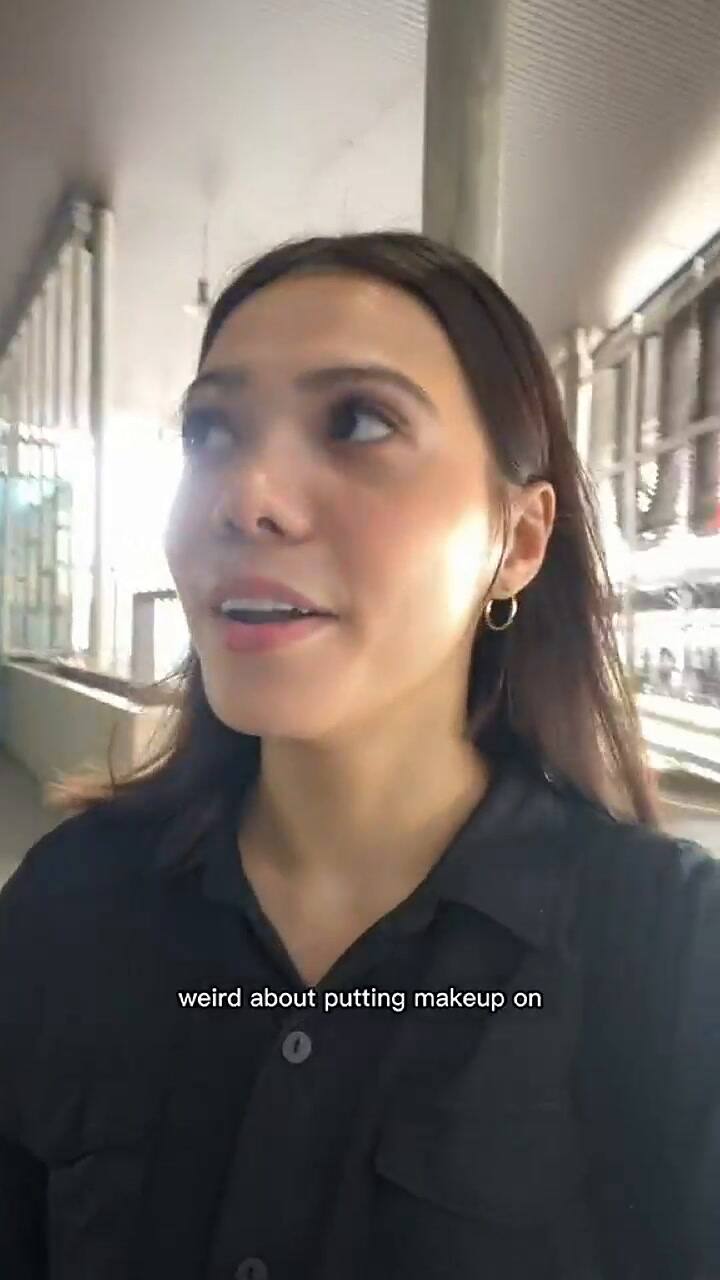 Obligaron a una joven a cortarse las pestañas para su foto del pasaporte