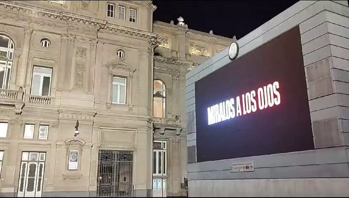 Imágenes proyectadas en la Plaza Vaticano sobre los argentinos secuestrados en Israel