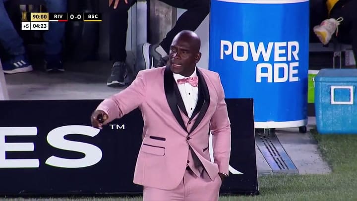 Segundo Castillo y su control de pelota en el partido contra River