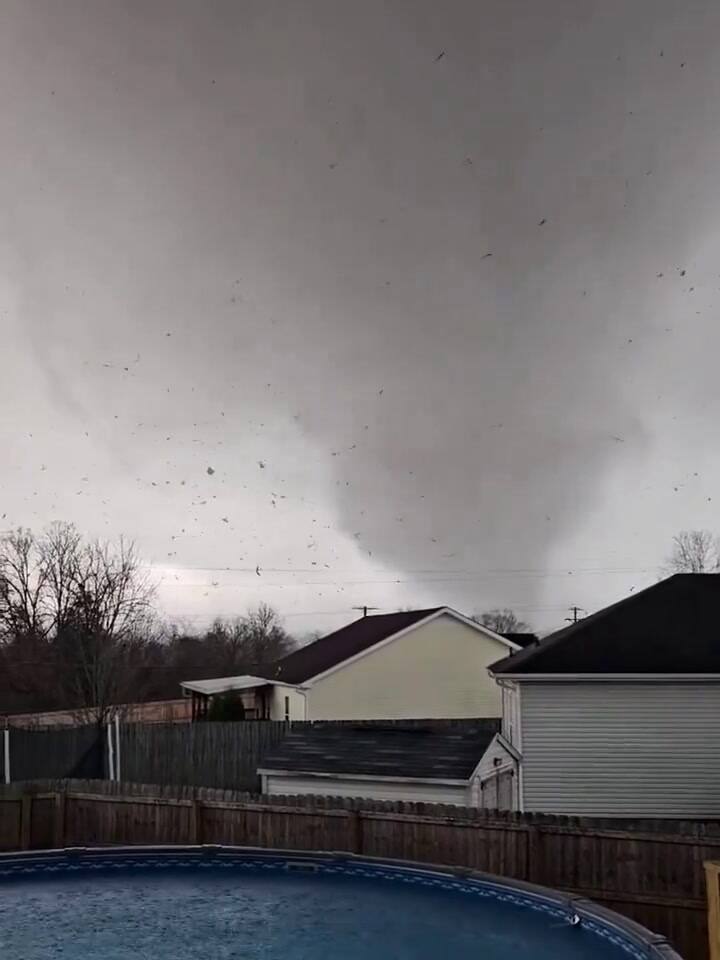 Así se vio uno de los tornados que devastaron Clarksville, Tennessee