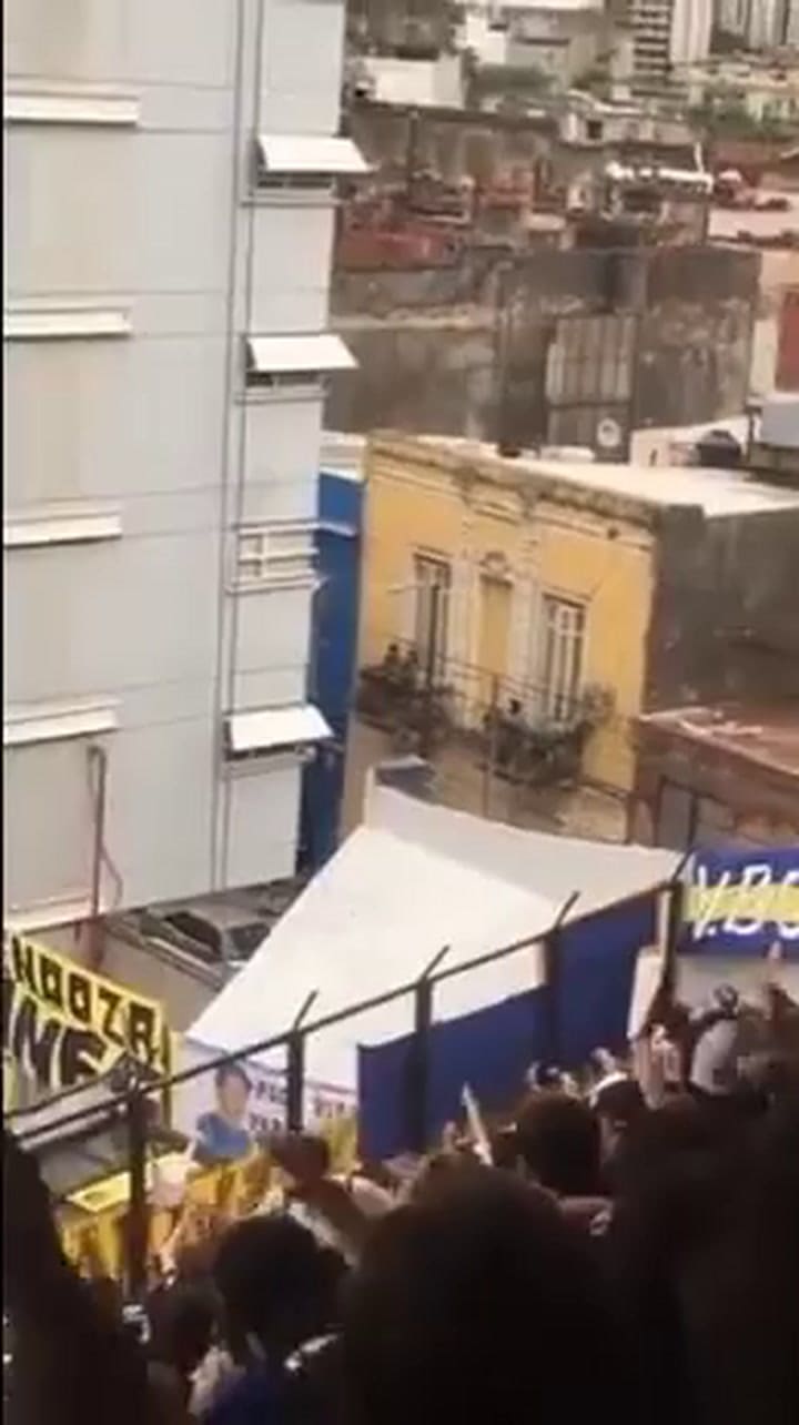 Hinchas de Boca le cantan a los vecinos