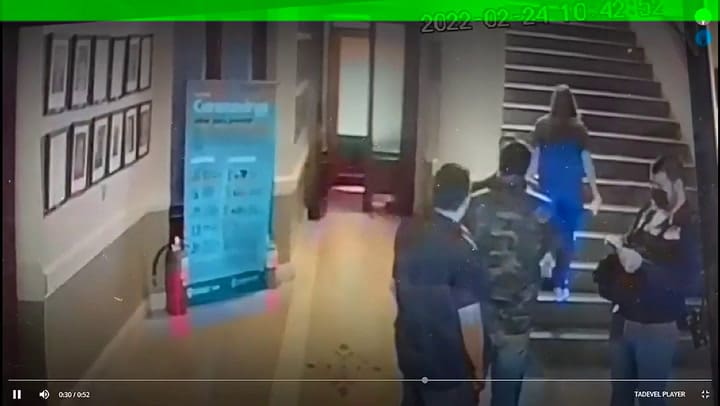 El momento en que un funcionario municipal de Trelew fue golpeado'.