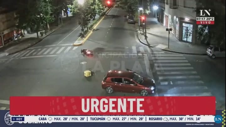 La Plata: un motoquero cruzó en rojo, chocó contra un auto y el conductor le dio una golpiza
