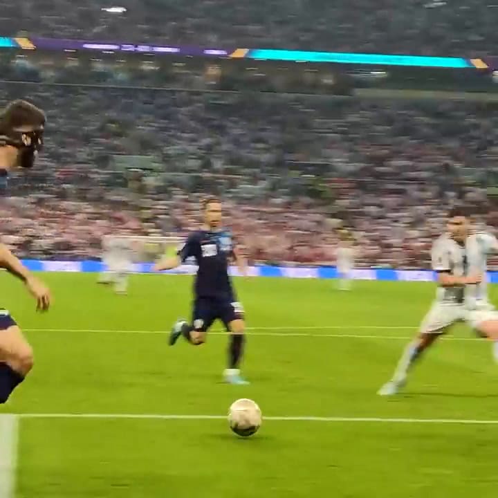 La corrida de Messi y el gol de Julián, desde atrás del arco