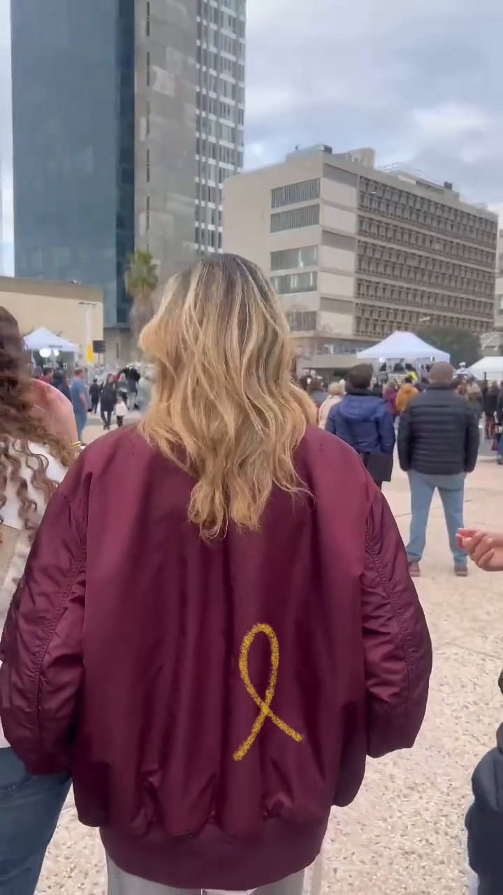 Emilia Attias en la plaza de los desaparecidos en Tel Aviv