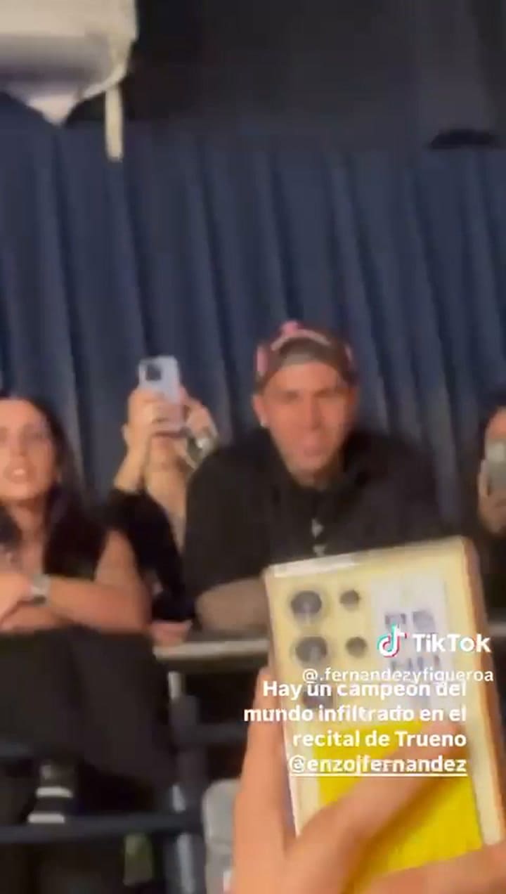 Enzo Fernández y Valentina Cervantes en el show de Trueno
