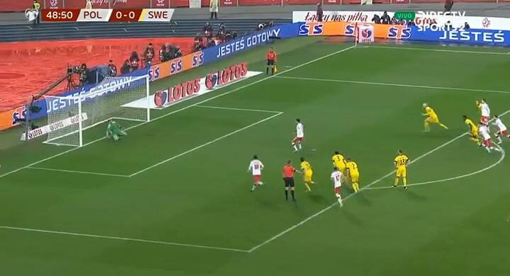 Robert Lewandowski, de penal, anota el 1-0 contra Suecia