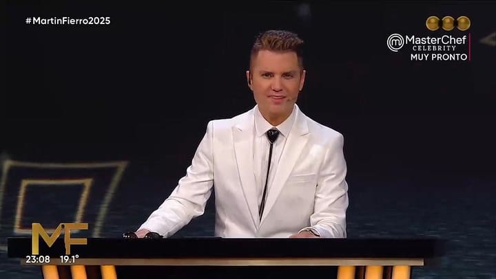 LOLA ABRALDES: revelacion - Martin Fierro 2025