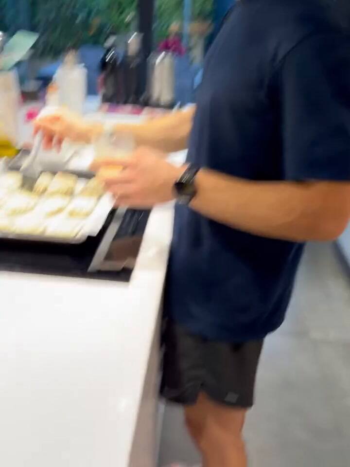 Colapinto cocinando empanadas en Barcelona