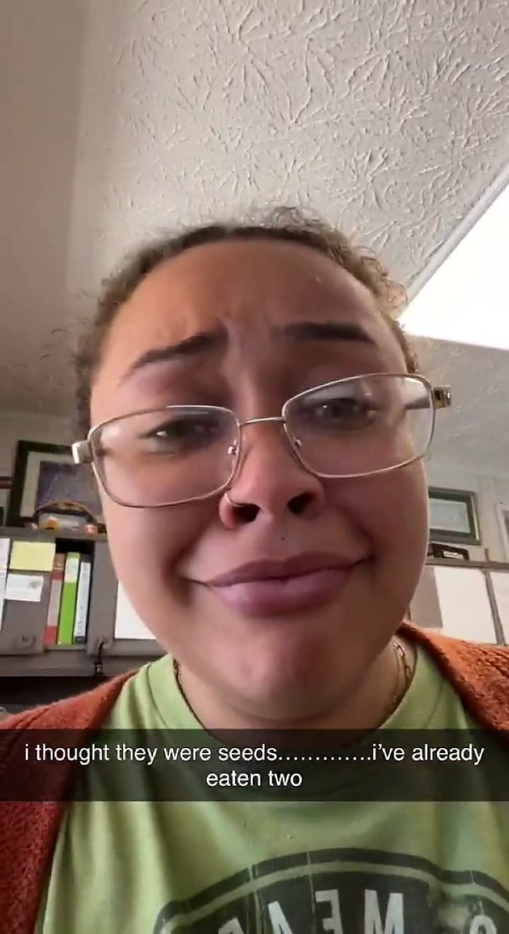 Una mujer mostró lo que descubrió después de haberse comido dos galletas de una bolsa abierta