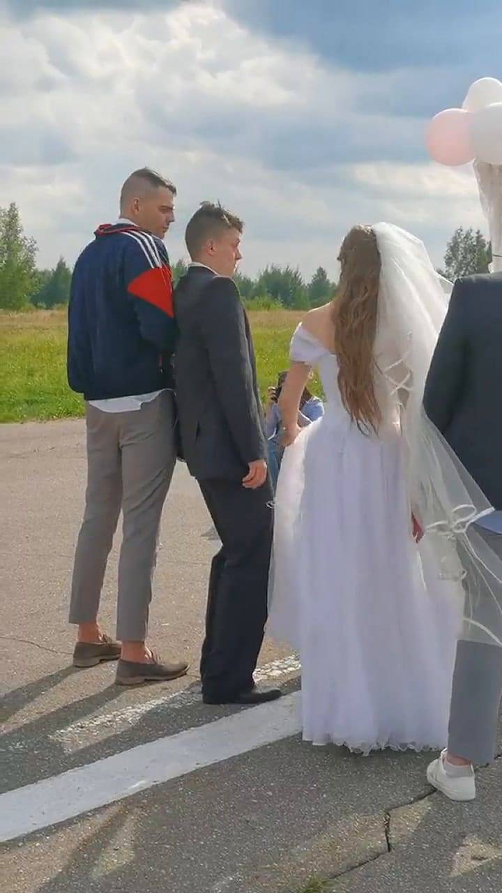 Llegó borracho al casamiento y un amigo lo ayudó a colocarle la alianza a su esposa