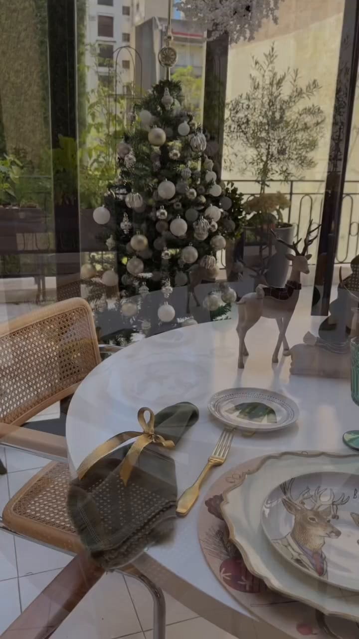 Cómo decorar la mesa de Navidad, según el ambientador favorito de los famosos