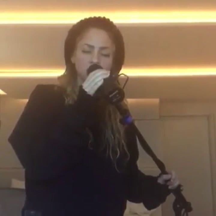 Shakira interpretó unos temas para sus fans