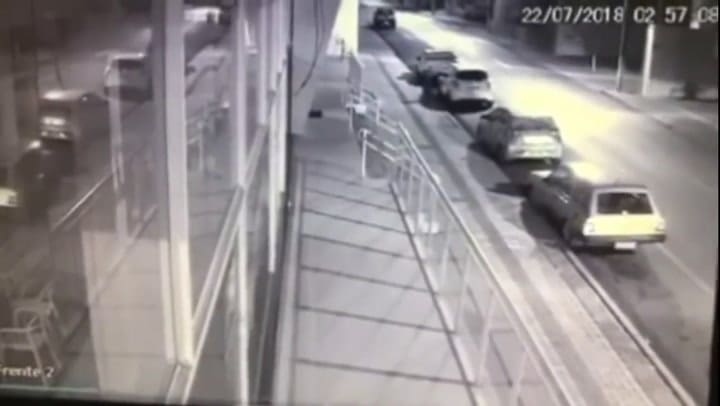 El momento en que la mujer cae y el hombre carga su cuerpo en el ascensor - Fuente: YouTube