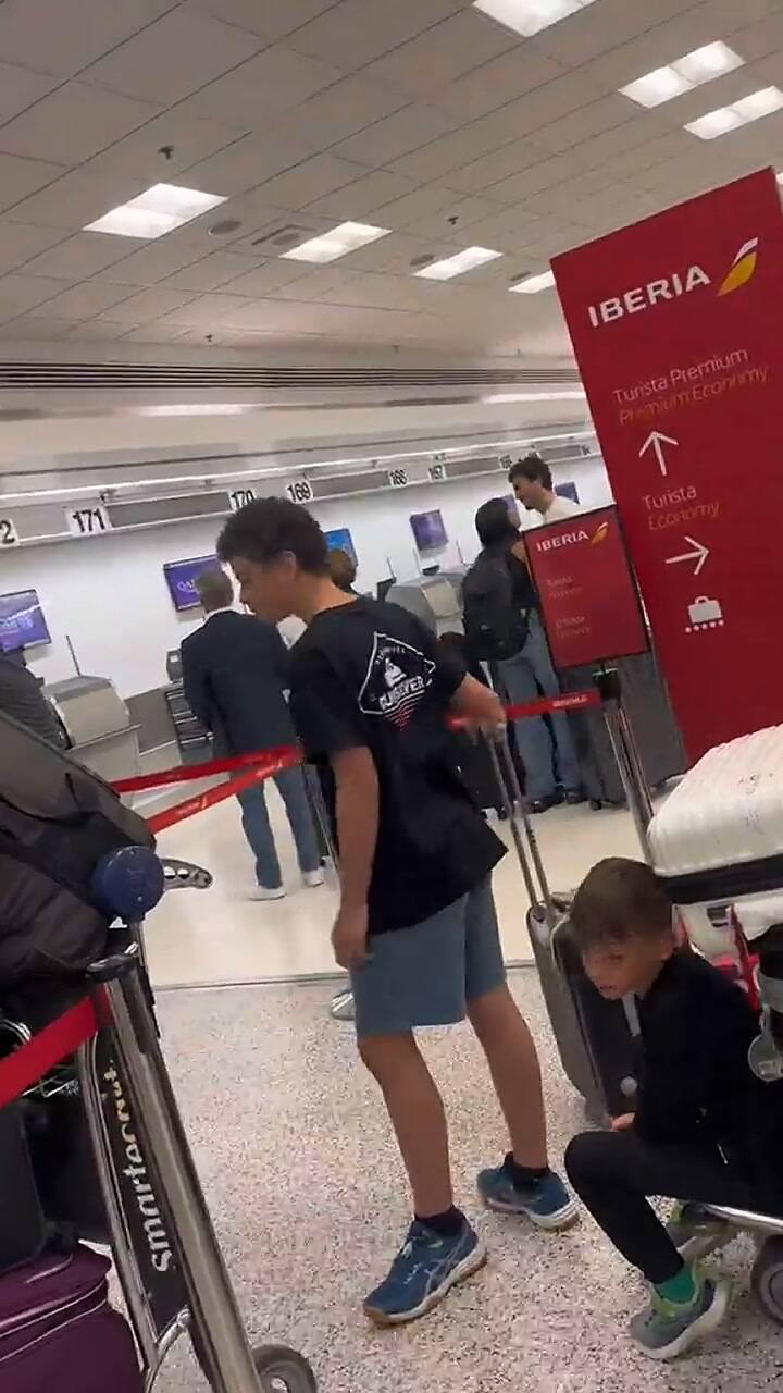 Este lunes, los cantantes fueron captados en el aeropuerto de Miami