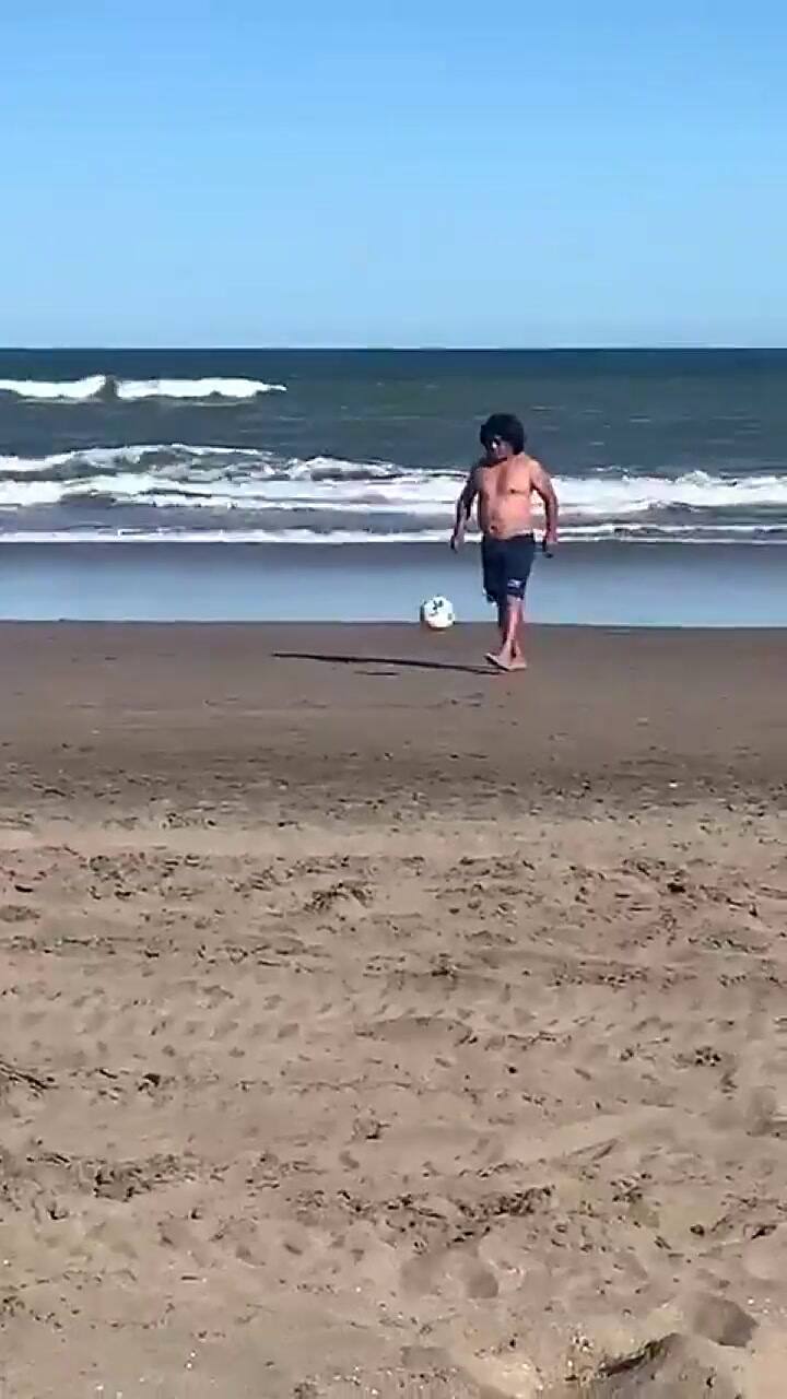 la divertida parodia a la famosa entrada en calor de Maradona en el Napoli
