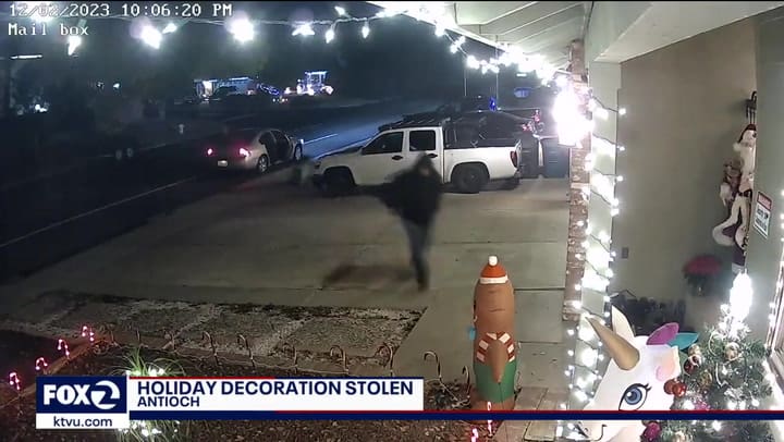 El momento en que un hombre se roba un Papá Noel gigante en California