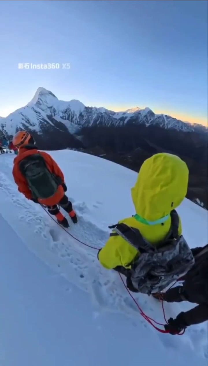 Un alpinista se sacó el arnés para sacarse una selfie en la montaña y cayó al vacío