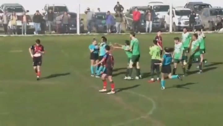Una mujer árbitro fue brutalmente golpeada por un futbolista luego de una infracción