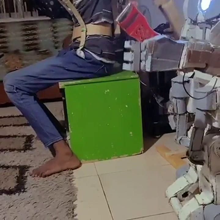 Un adolescente nigeriano creó un robot con restos de basura y sorprendió a los científicos.