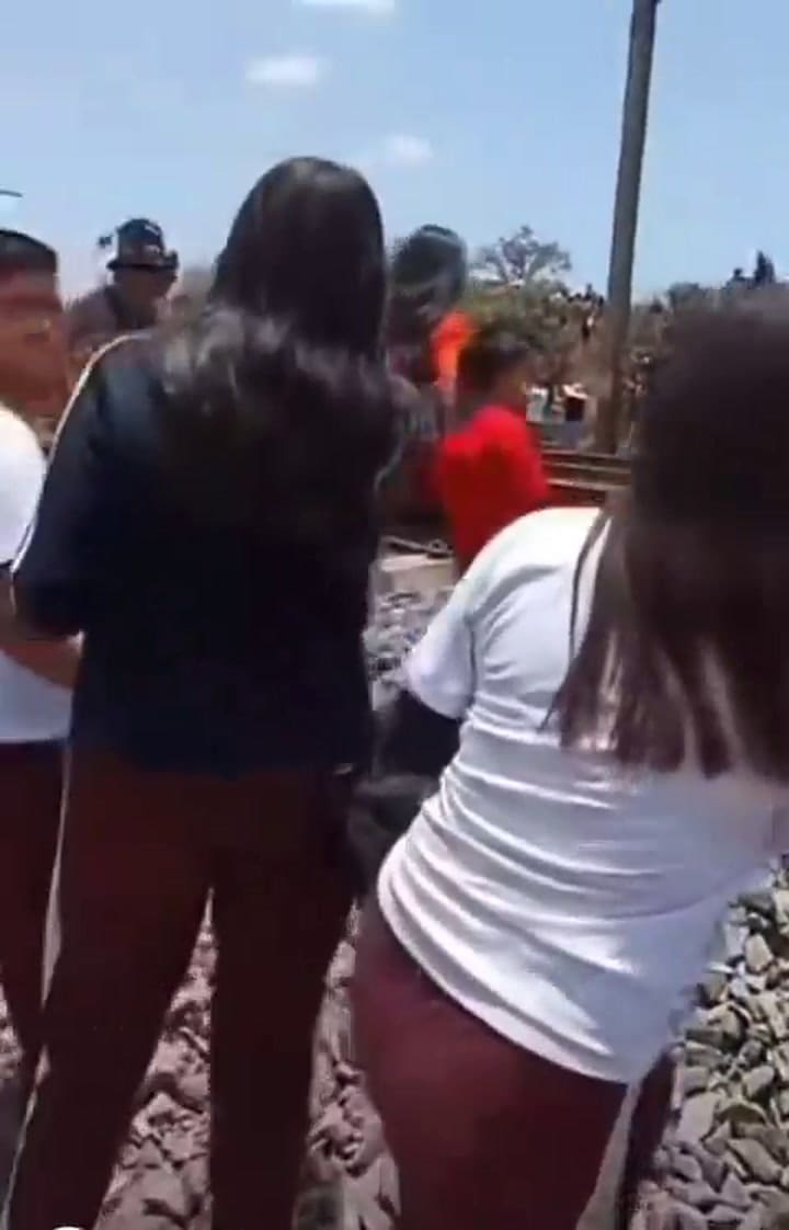 Mujer muere por intentar tomarse una selfie junto a locomotora de vapor en México